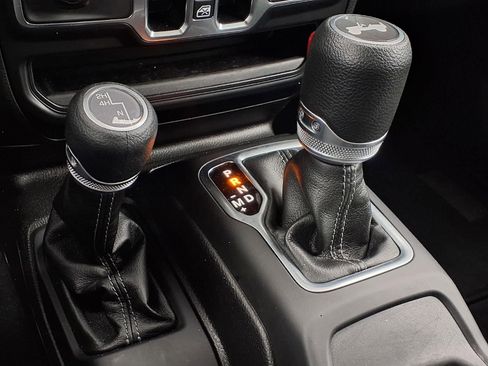 Used 2025 Jeep Wrangler Unlimited Sahara AWD/4WD image 11