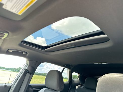 Used 2025 Chevrolet Trax RS w/ Sunroof Package FWD image 26