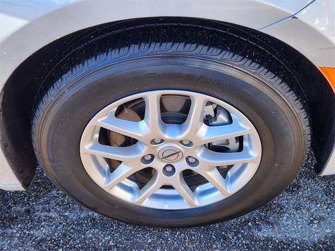 Used 2024 Chrysler Pacifica Touring-L image 16