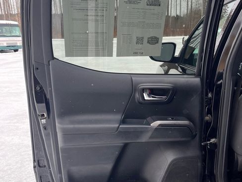 Used 2017 Toyota Tacoma TRD Sport image 13