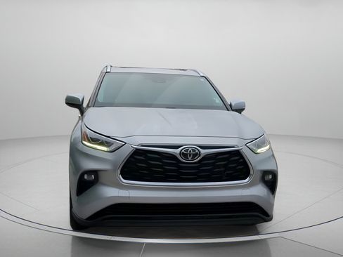 Used 2022 Toyota Highlander Limited image 4
