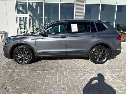 Certified 2022 Volkswagen Tiguan SE w/ Panoramic Sunroof Package image 3