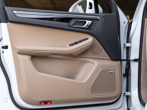 Certified 2026 Porsche Macan AWD/4WD image 21