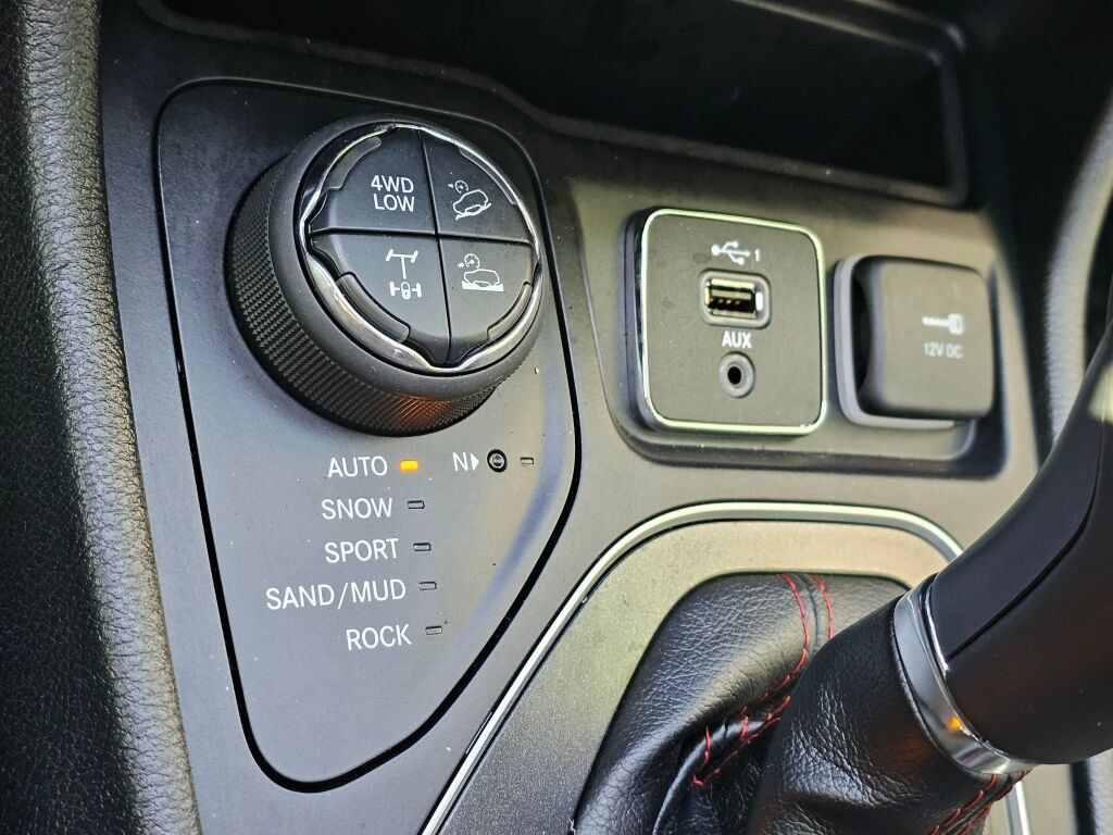 Used 2019 Jeep Cherokee Trailhawk AWD/4WD image 31