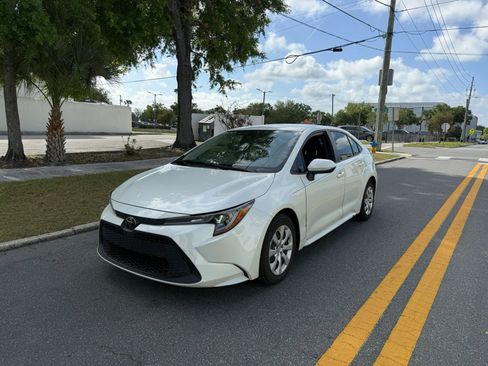 Used 2021 Toyota Corolla LE image 1