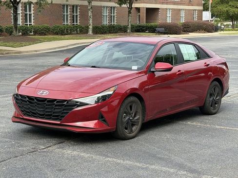 Used 2022 Hyundai Elantra SEL FWD image 2