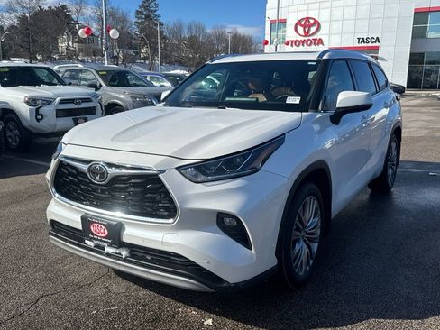 Used 2021 Toyota Highlander Platinum image 3
