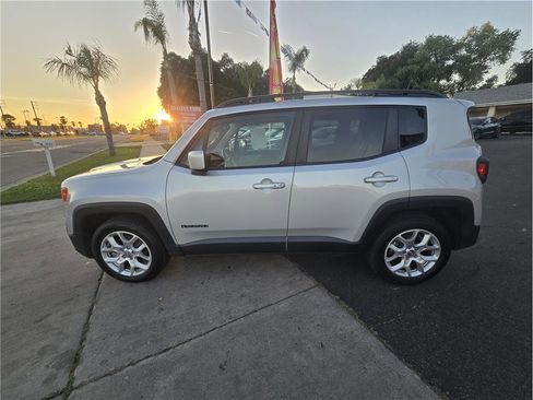 Used 2018 Jeep Renegade Latitude w/ Cold Weather Group FWD image 8