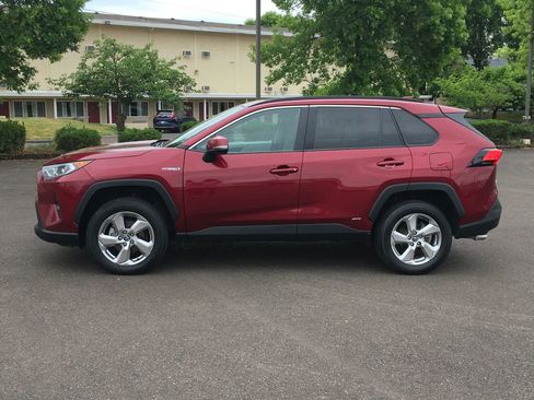Used 2021 Toyota RAV4 XLE Premium AWD/4WD image 3