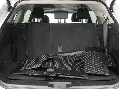 Used 2025 Toyota Highlander XLE AWD/4WD image 9