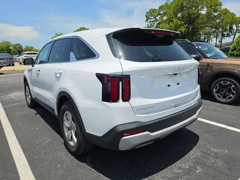 Used 2024 Kia Sorento LX FWD image 11
