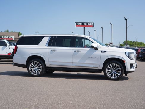 Used 2021 GMC Yukon XL Denali w/ Denali Premium Package AWD/4WD image 2