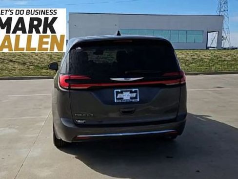 Used 2023 Chrysler Pacifica Touring-L image 7