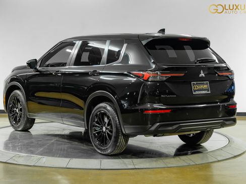Used 2025 Mitsubishi Outlander ES FWD image 11