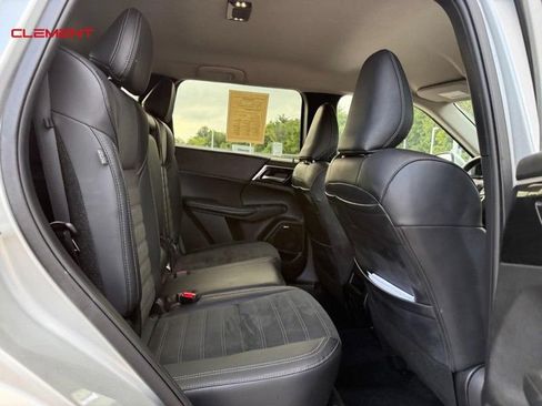 Used 2025 Mitsubishi Outlander SE AWD/4WD image 12