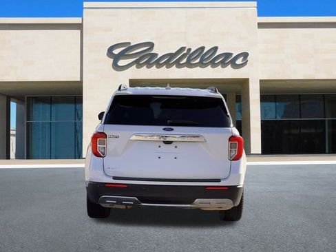 Used 2020 Ford Explorer XLT w/ Equipment Group 202A image 8