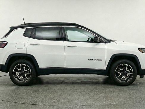 Used 2025 Jeep Compass Trailhawk AWD/4WD image 11