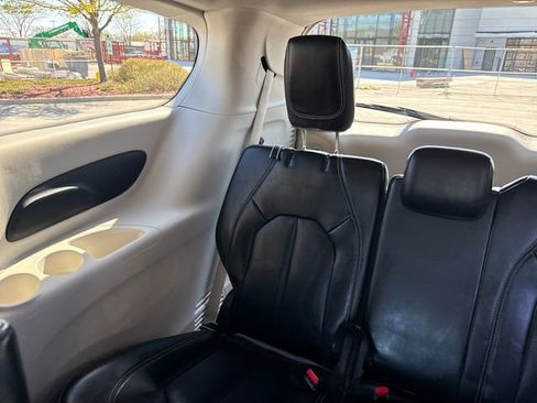Used 2023 Chrysler Pacifica Touring-L FWD image 22