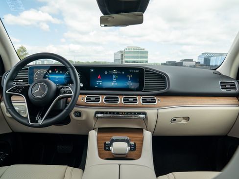 Certified 2025 Mercedes-Benz GLE 450e 4MATIC w/ Driver Assistance Package image 15