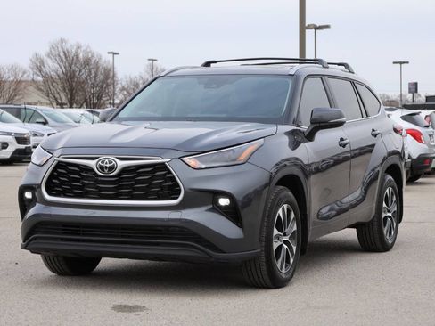 Used 2025 Toyota Highlander XLE image 6