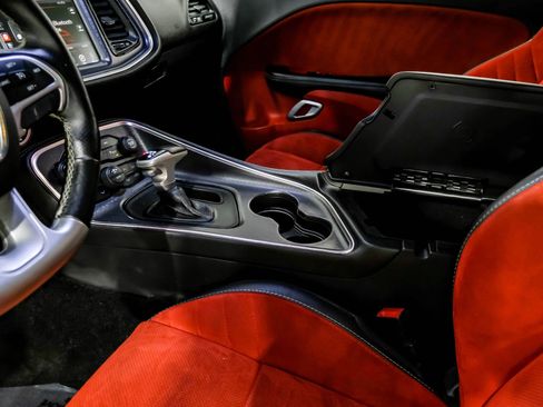 Used 2016 Dodge Challenger SRT image 26