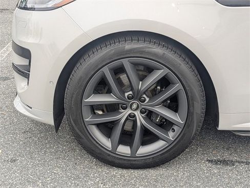 Used 2024 Land Rover Range Rover Sport Dynamic SE image 11