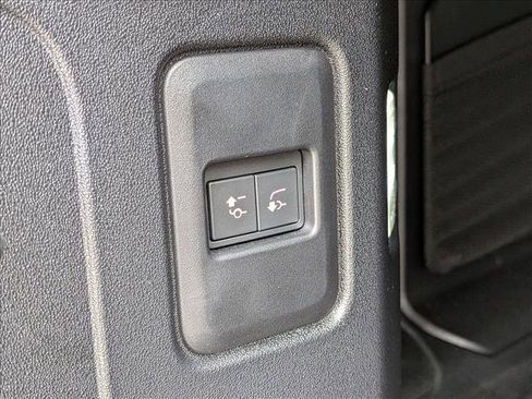 Used 2025 Land Rover Defender 110 X-Dynamic SE AWD/4WD image 7
