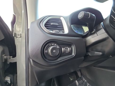 Used 2020 Jeep Renegade Latitude w/ Cold Weather Group image 18