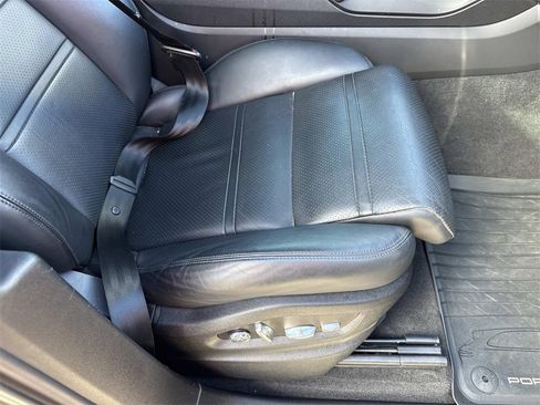 Used 2019 Porsche Cayenne Base image 31