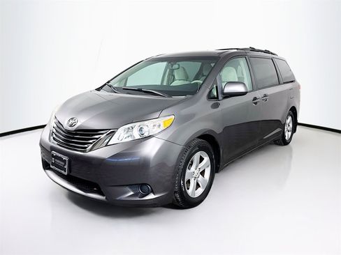 Used 2011 Toyota Sienna LE image 3