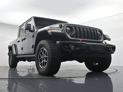 Used 2025 Jeep Gladiator Rubicon AWD/4WD image 32