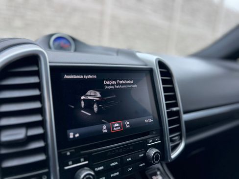 Used 2017 Porsche Cayenne Platinum Edition w/ Premium Package (PJV) image 24