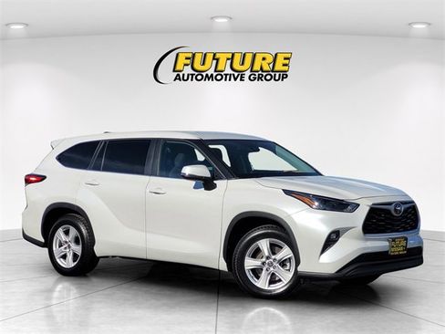 Used 2023 Toyota Highlander LE image 1