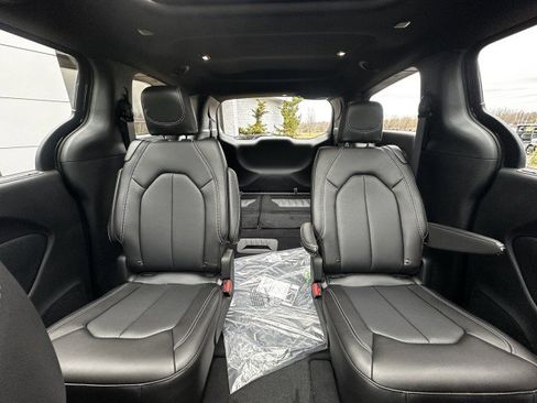 New 2026 Chrysler Pacifica Select w/ S Appearance Package image 13