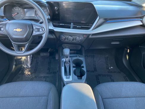 Used 2024 Chevrolet Trax LS w/ LS Convenience Package FWD image 11