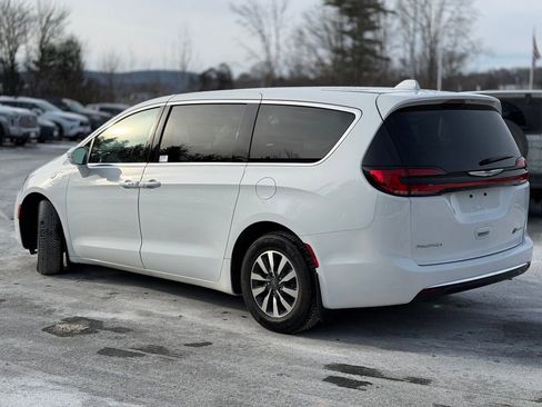 Used 2022 Chrysler Pacifica Touring-L image 3