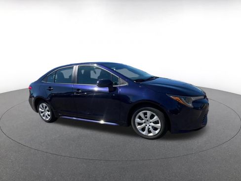 Used 2025 Toyota Corolla LE FWD image 2