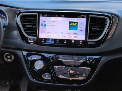 Used 2025 Chrysler Pacifica Select FWD image 17
