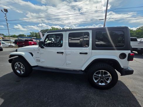 Used 2018 Jeep Wrangler Unlimited Sahara AWD/4WD image 8