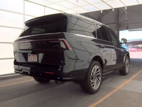 Used 2025 Lincoln Navigator Reserve AWD/4WD image 4