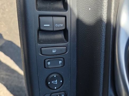 Used 2025 Honda CR-V LX image 12
