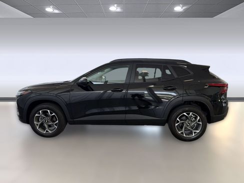 Used 2024 Chevrolet Trax LT w/ Driver Confidence Package FWD image 2