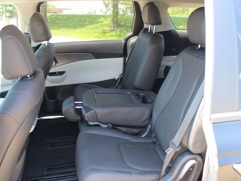 Used 2024 Kia Carnival LX FWD image 7