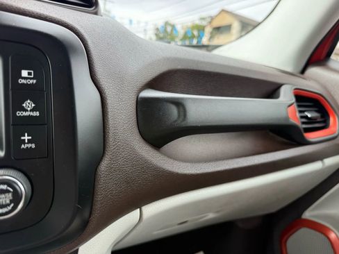 Used 2017 Jeep Renegade Latitude w/ Cold Weather Group image 31