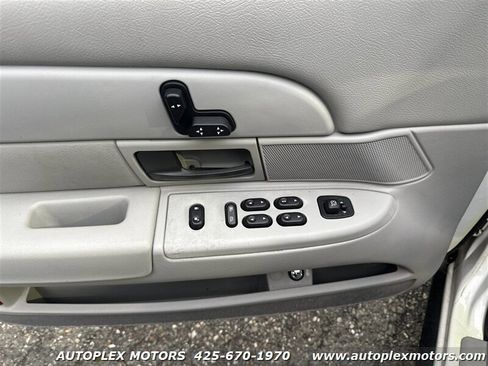 Used 2004 Ford Crown Victoria LX RWD image 16