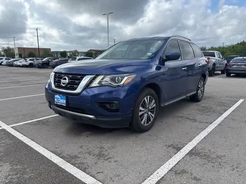 Used 2018 Nissan Pathfinder SV image 1