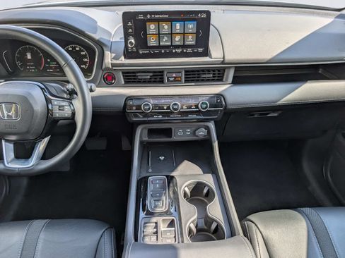 Certified 2025 Honda Pilot Touring image 18