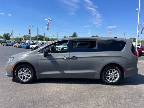 Used 2025 Chrysler Pacifica Select FWD image 4
