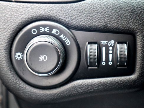 Used 2019 Jeep Cherokee Trailhawk image 61