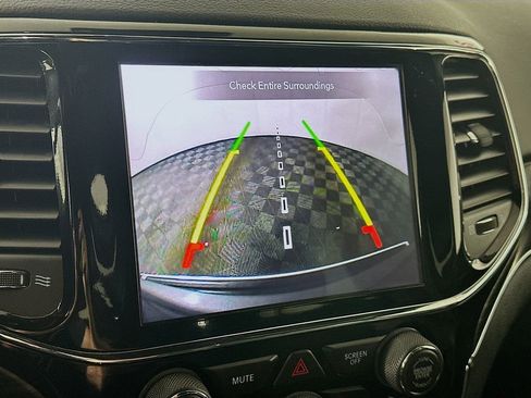 Used 2019 Jeep Grand Cherokee Limited image 20